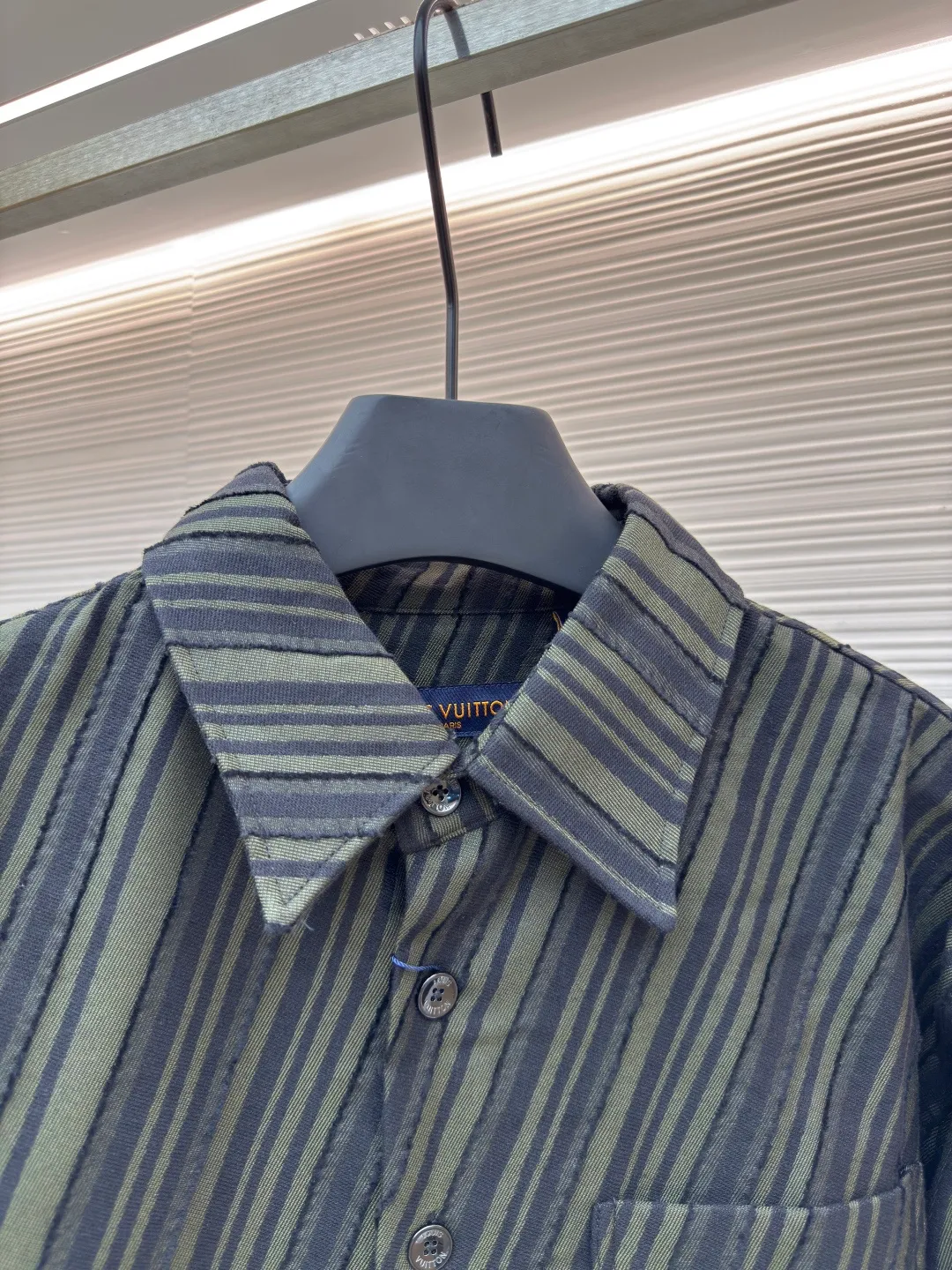LOUIS VUITTON diagonal cut letter shirt ●Original version: Purchased and developed for 11900 ●Item number: 1680694-B90 ●Fabric: yarn-dyed rayon twill fabric ●Technology: jacquard production ●Version: fitted version ●Weight: about 570 grams ●Size: XS-S-M-L ●Description: The fabric is made of yarn-dyed rayon twill, with 150D polyester warp + wool-like rayon yarn in the weft. The high-speed rapier jacquard machine is used to weave the gray fabric. The Y-plate is purchased and disassembled to test the yarn parameters. The patterns are drawn manually and the positioning letters are matched. The cloth is recycled and decorated, and the finished product is laid out with cutting and frilling techniques. The front pockets are hand-cut with restored flower positioning letters, the front twill is restored with flowers, and the back panel is completely positioned on the Y version. The entire garment uses more than two meters of fabric for a single piece, which is extremely waste! The overall wiring is straight and delicate, the fabric is comfortable and soft, and the color is consistent without color difference. It can be matched with the same style to create a fashionable look and control various occasions. Customized accessories, complete with three standards, same style for men and women!